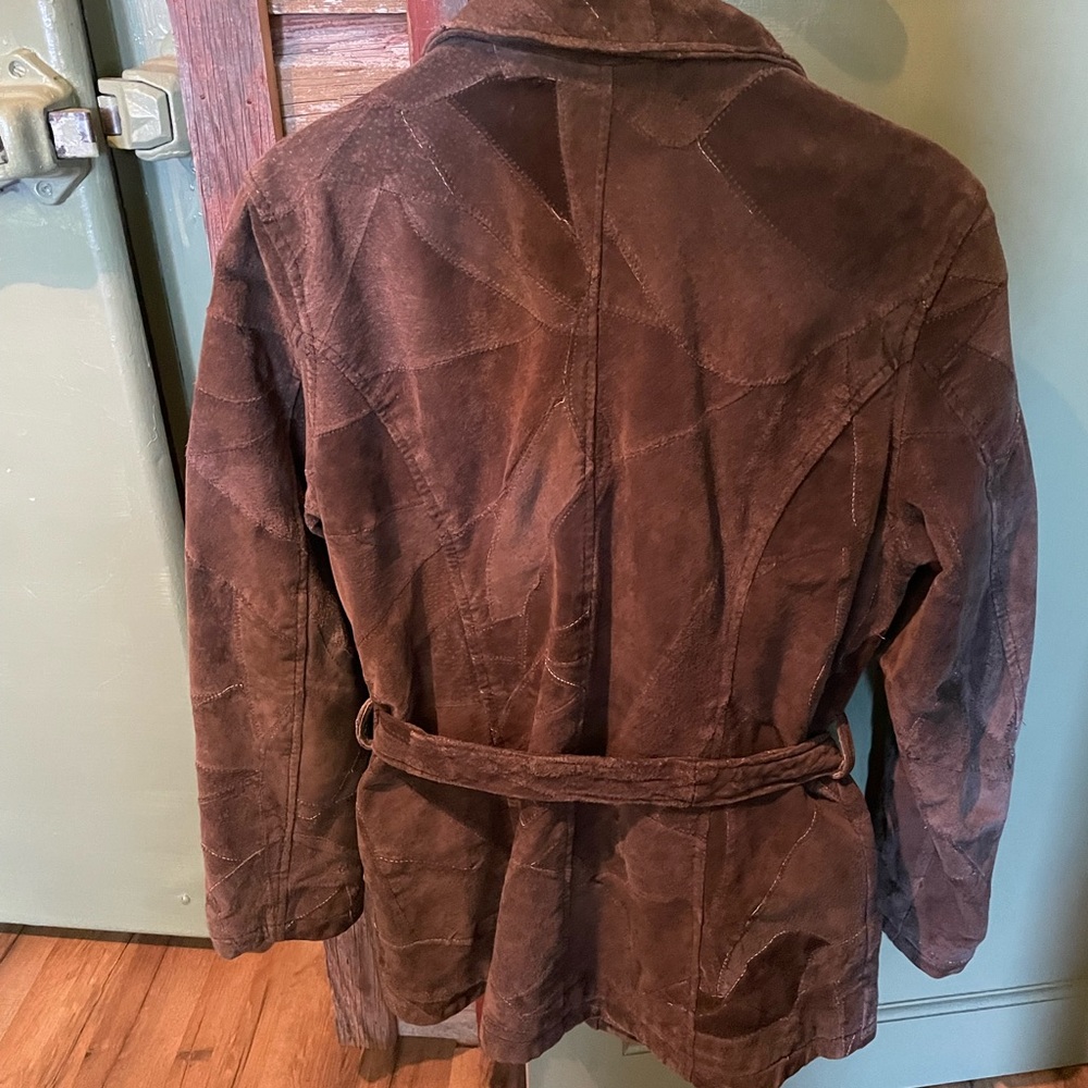 This is a suede jacket in used but great condition… made by leatherworks.. - Picture 2 of 2
